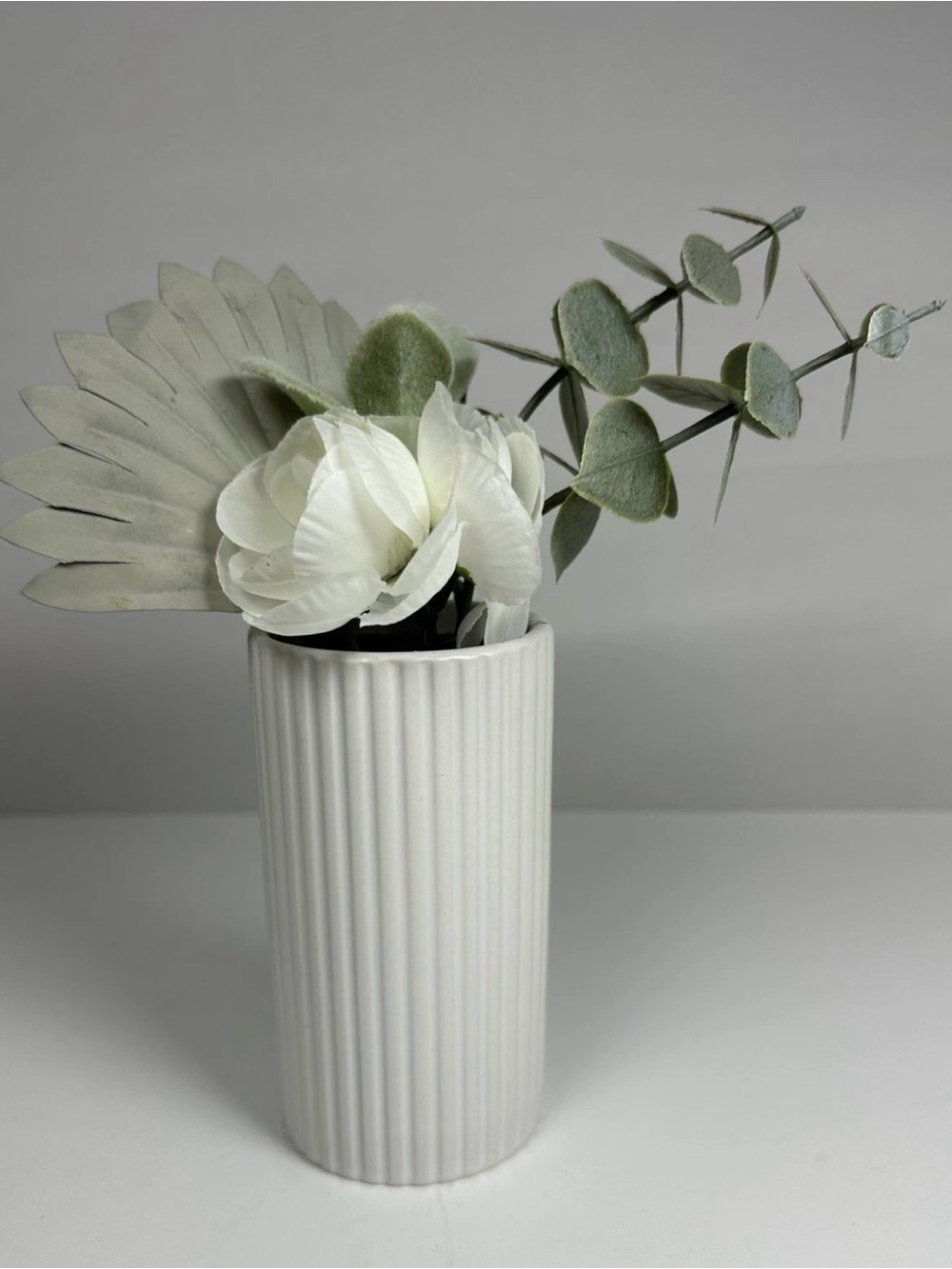 IG Design Group Artificial White Floral Arrangement in Ridged Ceramic Vase